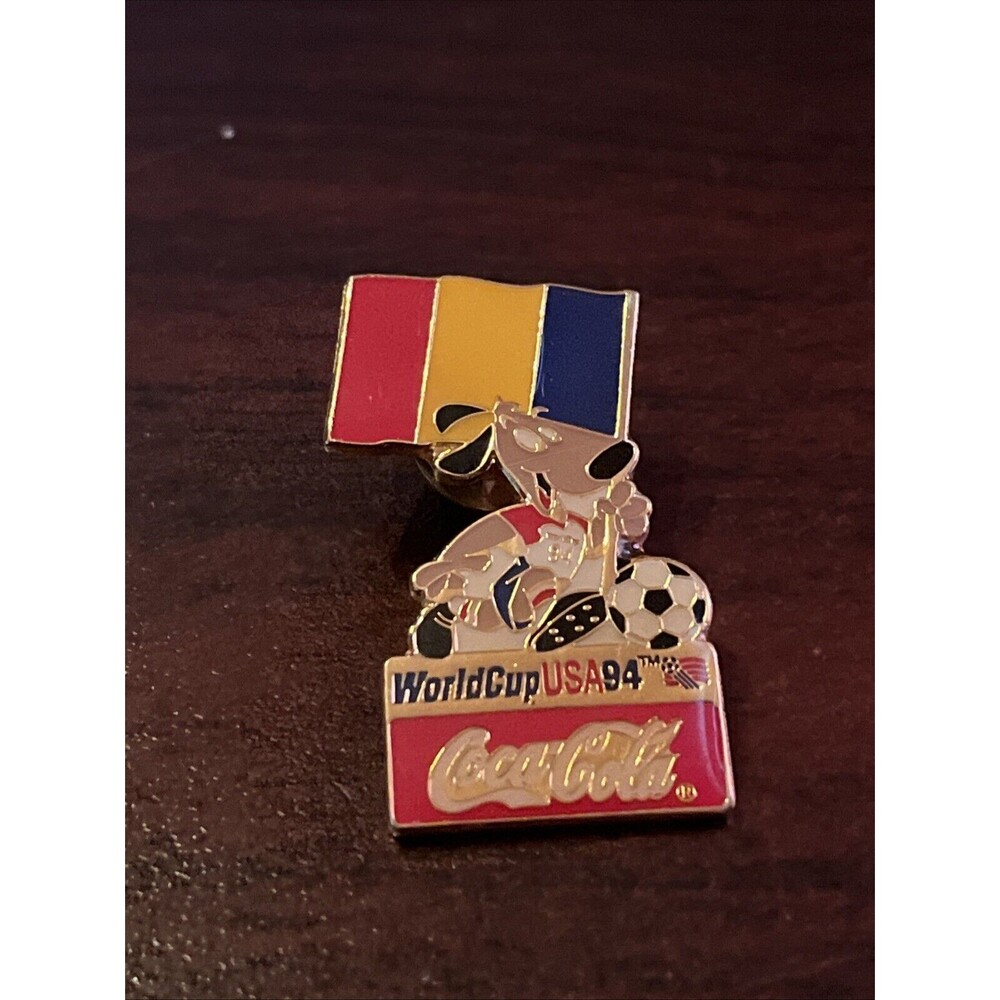 1994 USA‎ World Cup Coca-Cola Stryker Dog Mascot Romania Flag Lapel Hat Pin